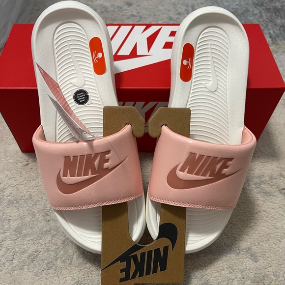 NIB Women Size 6 Nike Victori One Slides In Arctic Orange/Sail/Light Madder Root - Picture 10 of 12